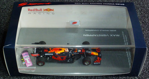 2021 - Red Bull Racing RB16B - Max Verstappen - Winnaar Abu Dhabi GP - Wereldkampioen - Pitboard + No1 board (Spark 1:43)