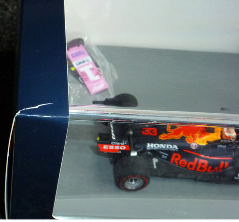 2021 - Red Bull Racing RB16B - Max Verstappen - Winnaar Abu Dhabi GP - Wereldkampioen - Pitboard + No1 board (Spark 1:43)